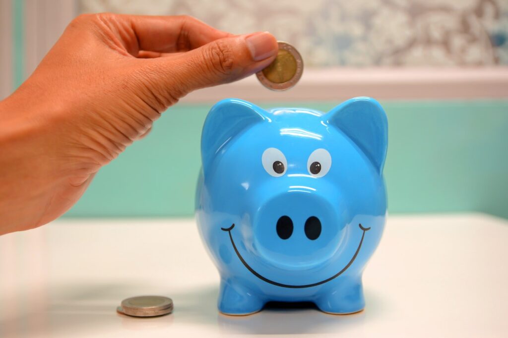 Smart Ways to Save Money While Traveling Alone